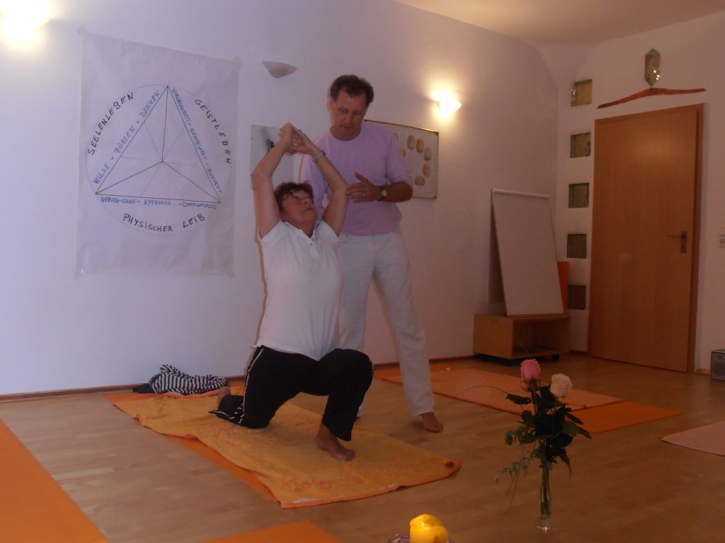 Halbmondstand - ein ruhiges, geordnetes zur Erde gehen, bei gleichzeitiger Wahrnehmung und In-Beziehung-Treten zu einer geistige Idee, schenkt dem Übenden eine Freiheit und Stabilität im Herzzentrum.