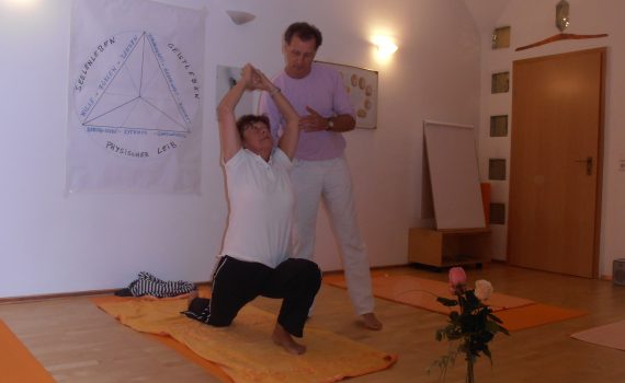 Halbmondstand - ein ruhiges, geordnetes zur Erde gehen, bei gleichzeitiger Wahrnehmung und In-Beziehung-Treten zu einer geistige Idee, schenkt dem Übenden eine Freiheit und Stabilität im Herzzentrum.